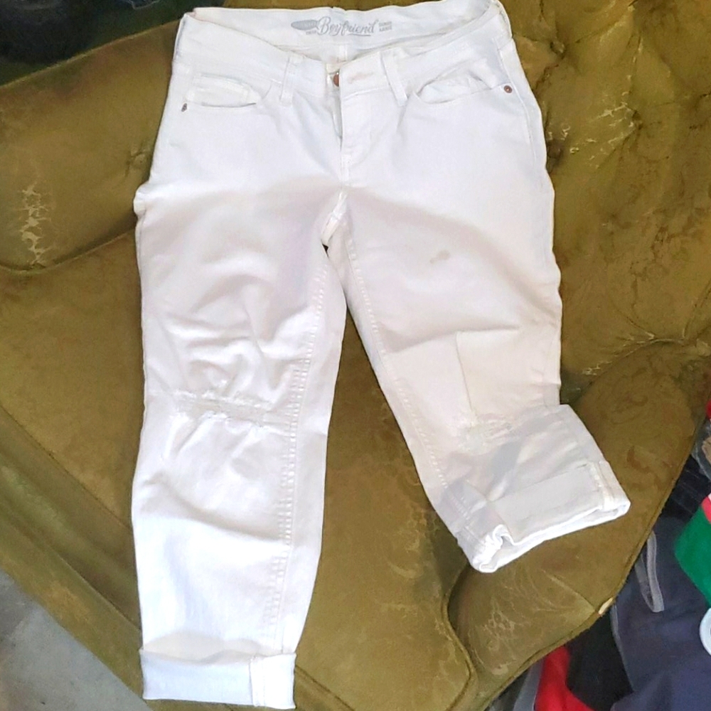 Old Navy White jean Boyfriend Capris. Ladies 2R.
